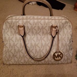 MICHEAL KORS MEDIUM BAG.